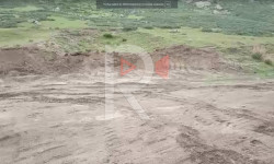 Жаркынбаев айылы: тоонун боорун казып, жолго кум-шагыл төкөндөр ким? 