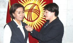 Жогорку Кеӊеште жаӊы депутат Айнура Аскарова ант берди 