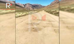 Соң-Көл: чөп аралаш кара топурак менен жолду оңдогон жолчулар 