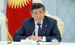 Сооронбай Жээнбеков балдарды майрамы менен куттуктады 