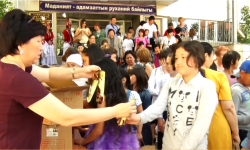 Балдарды коргоо күнүнө карата балдарга белектер тапшырылды