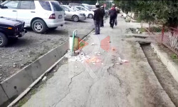 Кербен шаарынын борбордук көчөсүндө чачылган таштандылар