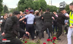 Казакстанда "митингге үндөгөндөр" кармалды 