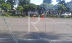 Жибек Жолу көчөсүндөгү аялдаманын айнеги сынганы турат