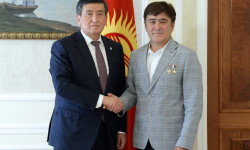 Жээнбеков учкуч-космонавт Салижан Шарипов менен жолугушту