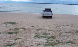 Ысык-Көл: көлдү булгап, жээкте унаа жуугандар