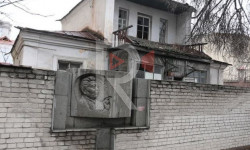 Белгилүү сүрөтчү Гапар Айтиевдин кароосуз калган үйү