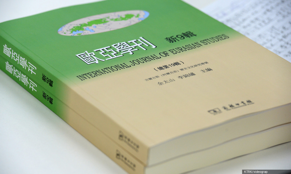 Китайские ученые подарили Сооронбаю Жээнбекову книгу об истории кыргызов 