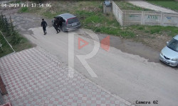 Унаанын терезесин талкалап, ичинен баалуу буюмдарды уурдагандар