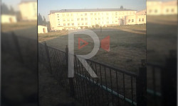 Мектептин аянтына салынып жаткан үй