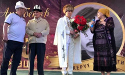 Мирбек Атабеков туулуп-өскөн айылына концерт берди 