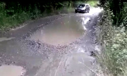 Кара-Кулжа: арыктын суулары жолду каптап жатат