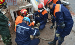 Президент Кыргызстандын куткаруучуларын кесиптик майрамы менен куттуктады 