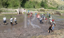 Бөксө-Жол айылынын жаштары суу тазалоо иштерин жүргүзүүдө