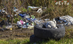Исфана шаарындагы таштандыга, күлгө толгон сай жээги 