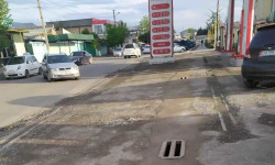 Тротуарды ээлеп алган май куюучу жай 