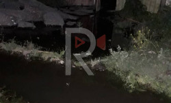 Арыктагы суу көчөнү каптап, үйлөргө кирип жатат