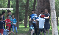  Баткен районунун мектеп окуучулары Тажикстандагы лагерге барып, эс алып келишти