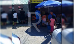 Базардагы даараткананын алдында соода кылгандар