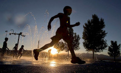 Аптаптуу ысыкта кыргызстандыктар эмне менен алек?