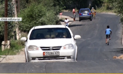 Ош: чаң жуткан Керме-Тоолуктардын көйгөйү чечилип, айылга асфальт төшөлүүдө