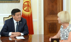 Сооронбай Жээнбеков Олимпиада чемпиону Татьяна Колпакова менен жолугушту