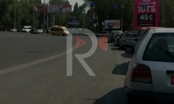 Чүй жана Алматы көчөлөрүнүн кесилишиндеги ыңгайсыз жол белгилери 