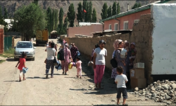 Ак-Сай айылынын тургундары үйлөрүнө кайтууда 