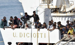 Италияда деңизден куткарылган мигранттар маселеси курч бойдон турат