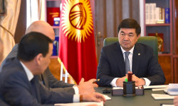  Абылгазиев  Солтон-Сары кениндеги кырдаал боюнча кеңешме өткөрдү