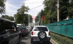 Фучик менен Жибек-Жолу кесилишкен жерде жол чырагы 3 айдан бери иштебей турат