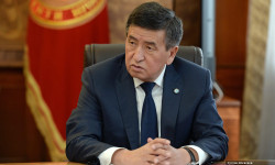 Жээнбеков кыска мөөнөттүү эмгек өргүүсүн токтотуп, Бишкекке жөнөдү