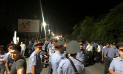 Милиция кызматкерлери Атамбаевдин үйүнөн толугу менен чыгып кетти