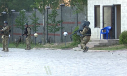 Атамбаевдин үйүндөгү алты жоокер бошотулду