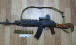 Атамбаевдин үйү тараптан Калашников үлгүсүндөгү автомат табылды
