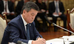 Сооронбай Жээнбеков Кыргыз Республикасынын мыйзамдар топтомуна кол койду