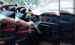 Коомдук транспортту айдап бара жатып, телефондон кино көргөн айдоочу