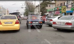 Бейшеналиева көчөсүндө жолду тороп токтоп турган унаалар