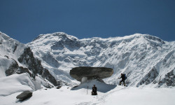Жеңиш чокусунда жоголгон казак альпинисттери изделүүдө