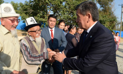 Жээнбеков жаңы мектептердин курулушуна катышты