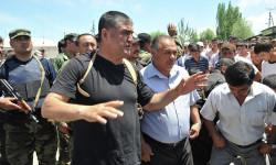 Курсан Асанов үй камагына чыгарылды