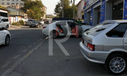 Абай көчөсүндөгү тротуарды ээлеген унаа жуучу жайлар