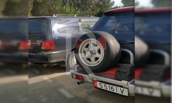 Тротуарды ээлеп токтоп турган унаалар