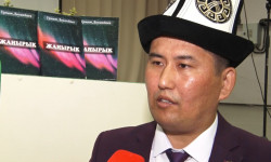 Жаш акындын китебинин бетачары Москвада болуп, ал мигранттарга арналды