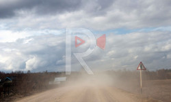 Айыл ичин чаңдатып кум-шагыл ташыгандар