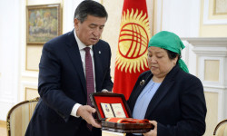 Президент Үсөнбек Ниязбековдун үй-бүлөсүнө «Эрдик» медалын тапшырды