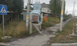 Тротуардын жээгинде жайгашкан трансформатор авариялык абалда