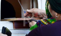 Талас: пенсионерлер почтадан эски гезиттерди 50 сомдон алышат