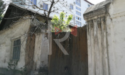 Разаков көчөсүндөгү 1900-жылы салынган кыйраган үйлөр