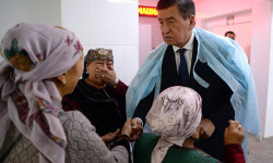 Сооронбай Жээнбеков кыргыз-тажик чек арасында жабыркагандардан кабар алды